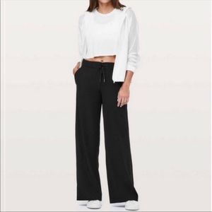 Lululemon On the Fly Wide Leg Pant - Black size 8